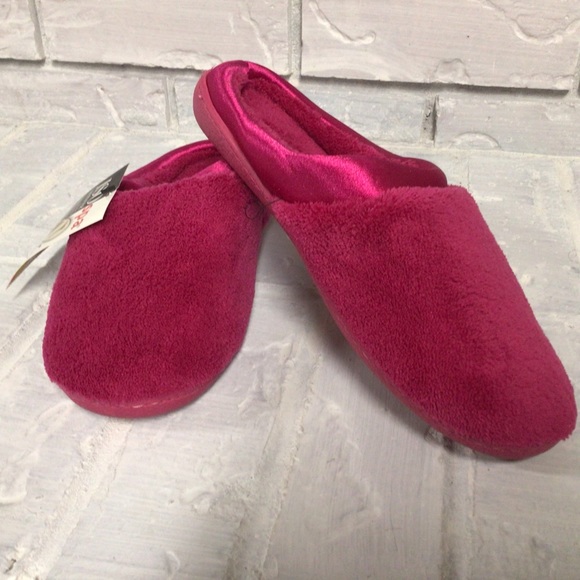 isotoner Shoes - NWT ISOTONER CONTOUR SPA HOT PINK SLIPPERS SIZE MEDIUM 7.5-8
